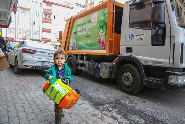 Minik Ali’nin çöp kamyonu sevinci