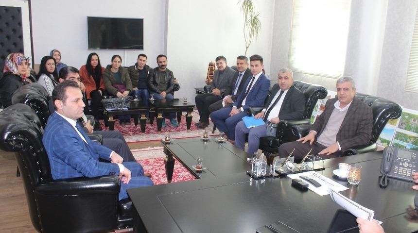 Başarılı bulunan &ouml;ğretmenler &ouml;d&uuml;llendirildi