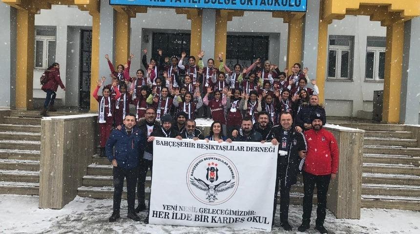 Bah&ccedil;eşehir Beşiktaşlılar Derneğinden Vanlı &ccedil;ocuklara anlamlı ziyaret