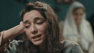 Öykü Gürman'dan yatakta bornozlu poz