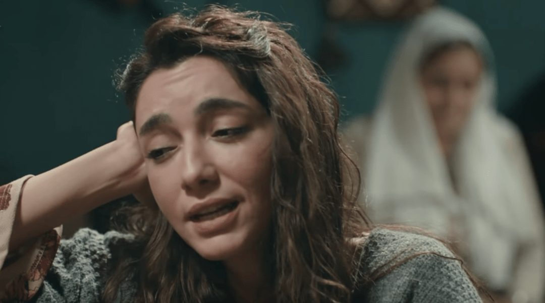 &Ouml;yk&uuml; G&uuml;rman'dan yatakta bornozlu poz