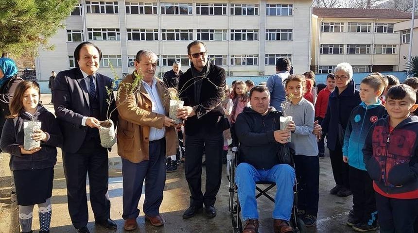 Okul bah&ccedil;esine lavanta, g&uuml;l, biberiye ve elwoodi dikildi