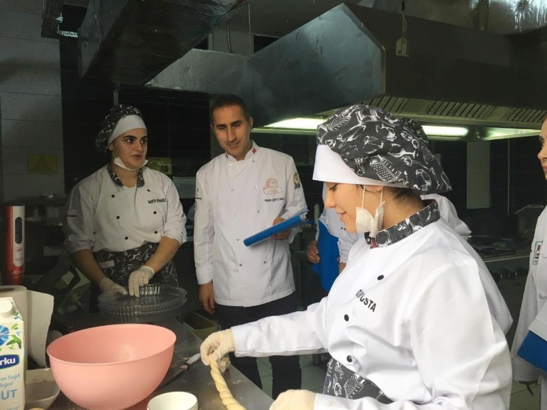 &Ccedil;ukurovalı aş&ccedil;ılar geleceğin mutfak şeflerine g&uuml;&ccedil; verdi