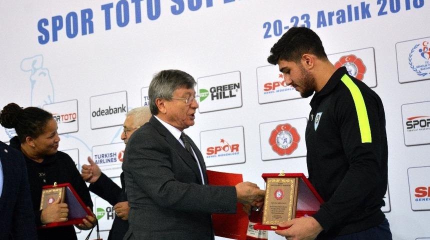 Şampiyon judocuya bir &ouml;d&uuml;l de federasyondan