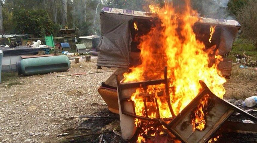 Bilirkişi raporuna kızan dernek başkanı Kedi Köyü'nü yaktı