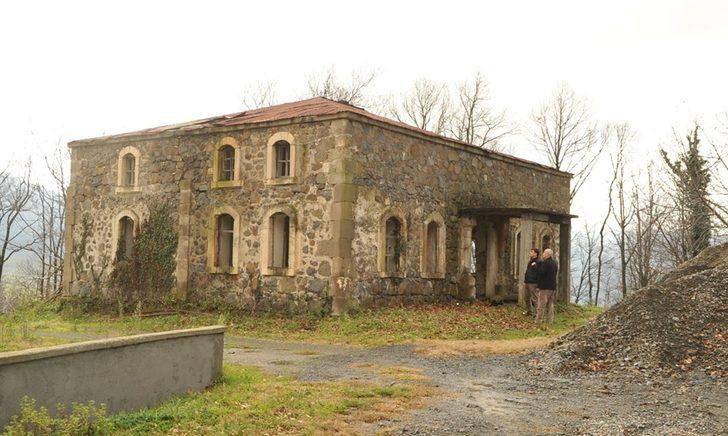 Defineciler 3 asırlık binayı talan etti  G1