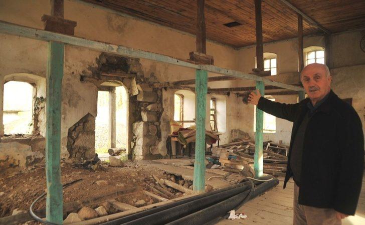 Defineciler 3 asırlık binayı talan etti  G2