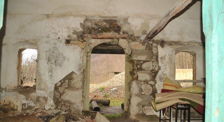 Defineciler 3 asırlık binayı talan etti  G3