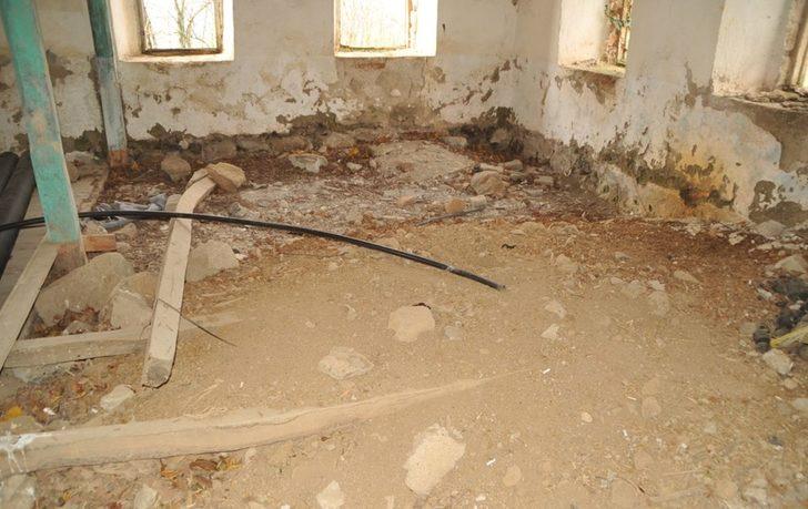 Defineciler 3 asırlık binayı talan etti  G5