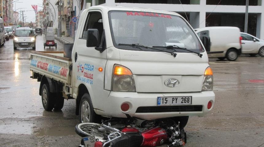 Kamyonet ile motosiklet &ccedil;arpıştı: 1 yaralı