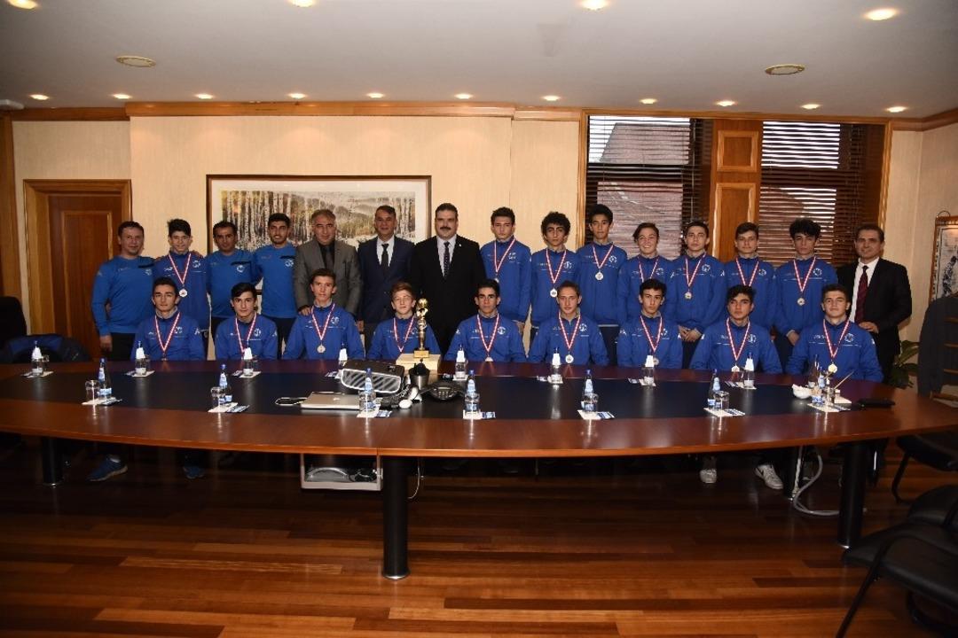 Şampiyon takımdan Rekt&ouml;r Prof. Dr. &Ccedil;omaklı&rsquo;ya ziyaret