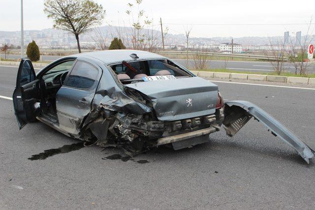 Kazada otomobilin tekeri koptu: 2 yaralı