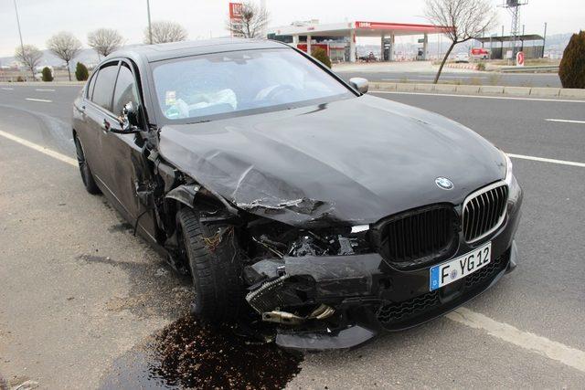 Kazada otomobilin tekeri koptu: 2 yaralı