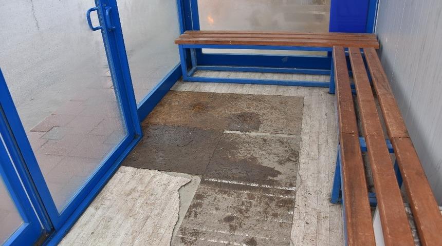 Şehir magandaları klimalı duraklara da saldırdı