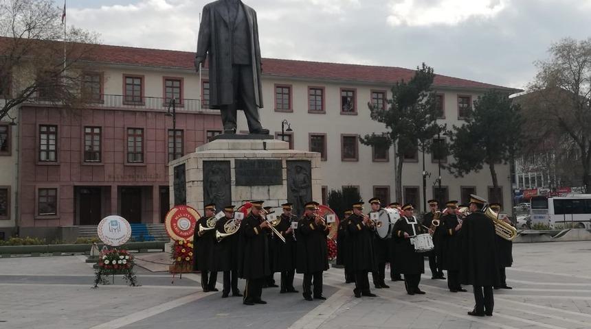 İsmet İn&ouml;n&uuml;&rsquo;n&uuml;n 45&rsquo;inci &ouml;l&uuml;m yıl d&ouml;n&uuml;m&uuml;