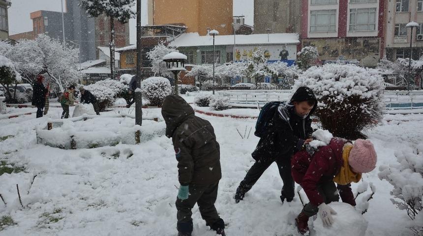 Kar en &ccedil;ok &ccedil;ocukları sevindirdi