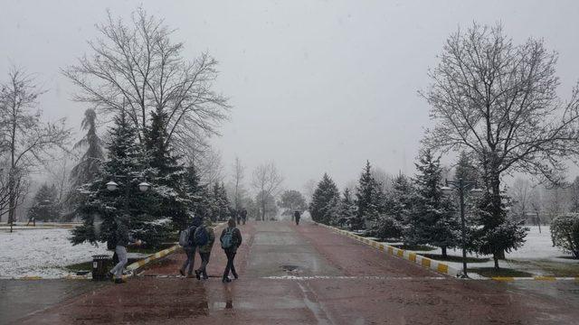 Şehir merkezinin yüksek kesimlerine kar yağışı başladı