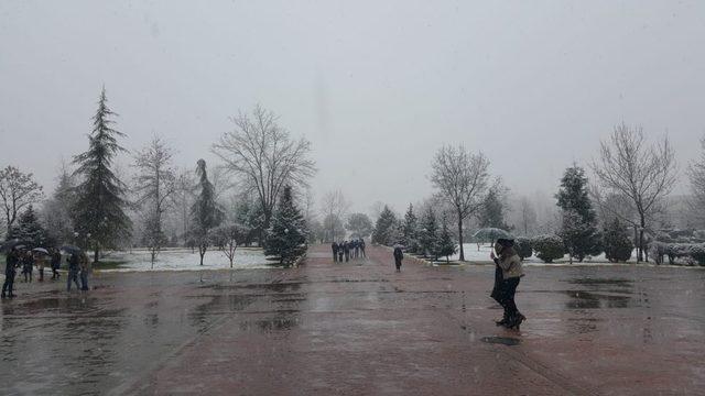 Şehir merkezinin yüksek kesimlerine kar yağışı başladı