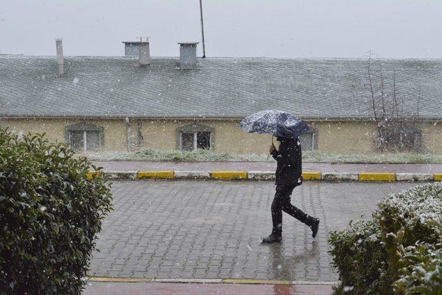 Şehir merkezinin yüksek kesimlerine kar yağışı başladı