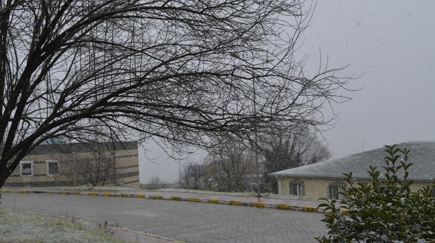 Şehir merkezinin y&uuml;ksek kesimlerine kar yağışı başladı