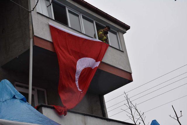 Şehit askerin baba evinde yas var 2