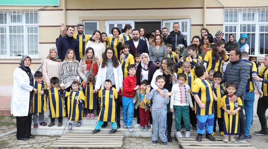 Başkan Aktepe, &ouml;zel &ccedil;ocuklara forma hediye etti