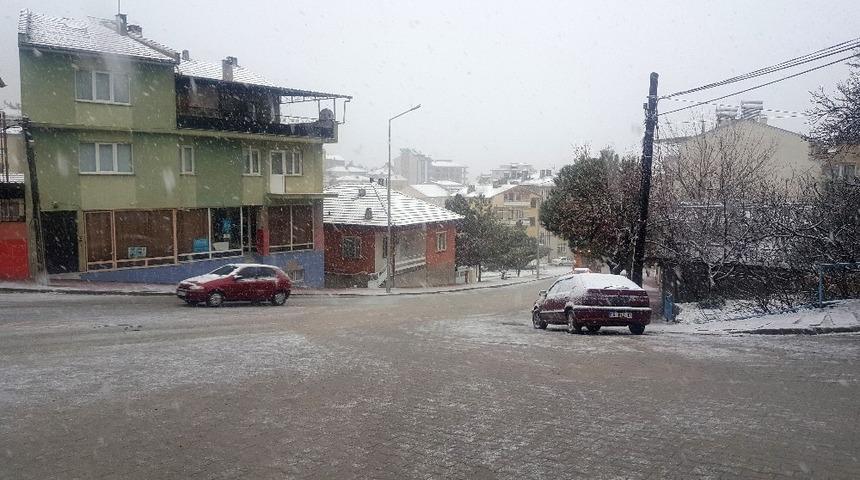 Demirci’de kar yağışı başladı