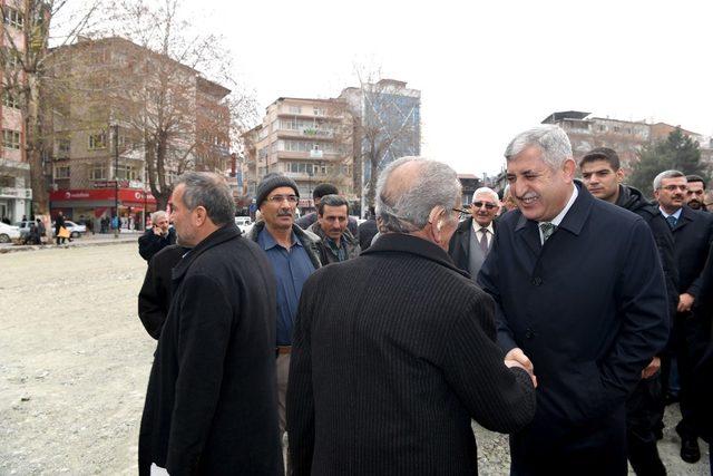 Başkan Polat, yeni kent meydanı çalışmalarını inceledi