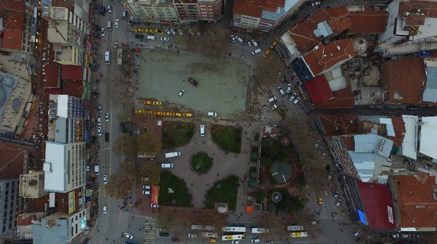 Başkan Polat, yeni kent meydanı &ccedil;alışmalarını inceledi