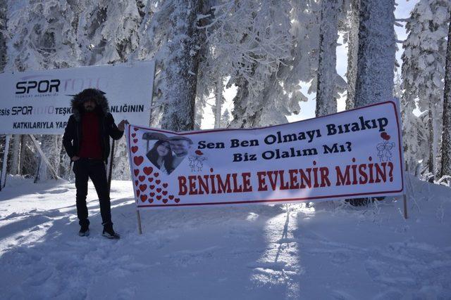 Uzman Çavuş’tan kar altında evlilik teklifi