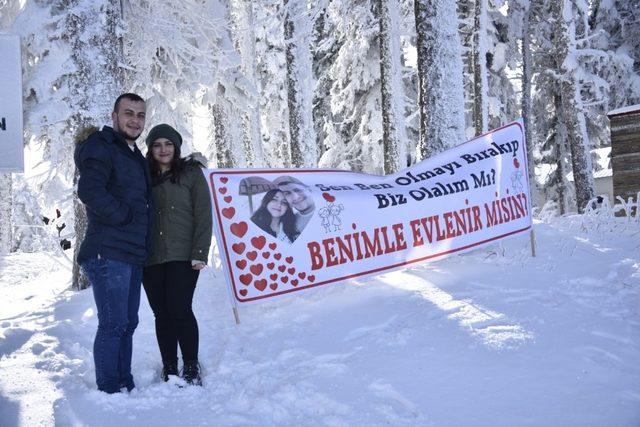 Uzman Çavuş’tan kar altında evlilik teklifi