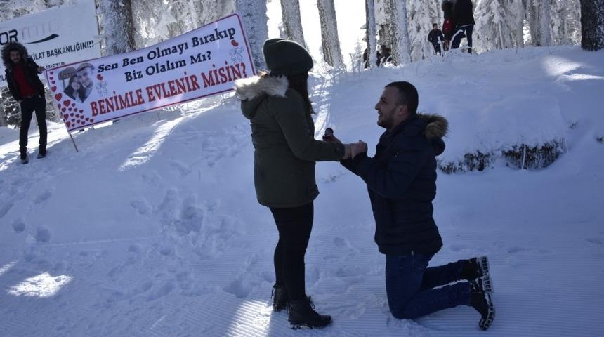 Uzman &Ccedil;avuş&rsquo;tan kar altında evlilik teklifi