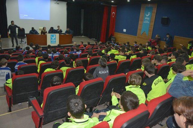 Aliağaspor FK’nın yıldızları altyapı oyuncularıyla söyleşide buluştu