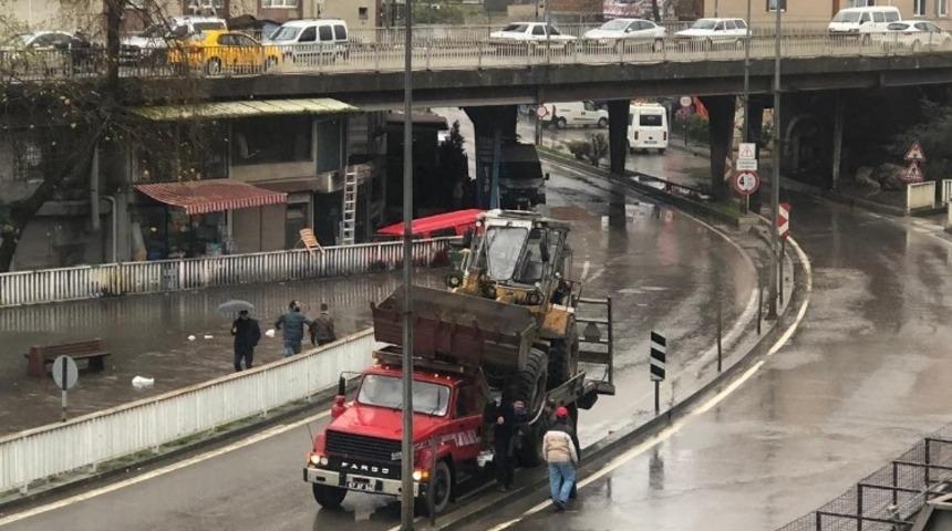 Kep&ccedil;e y&uuml;kl&uuml; kamyon kazaya davetiye &ccedil;ıkardı