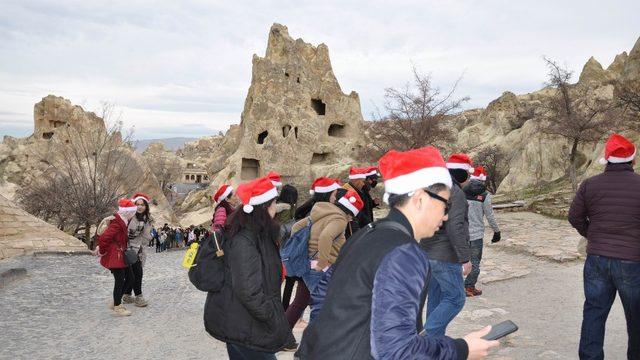 Singapurlu turistler Kapadokya’yı neol şapkasıyla gezdi