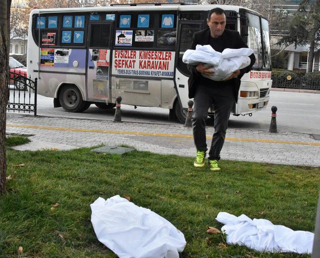 Köpek ölülerini kefenleyip belediye binası önüne getirdi