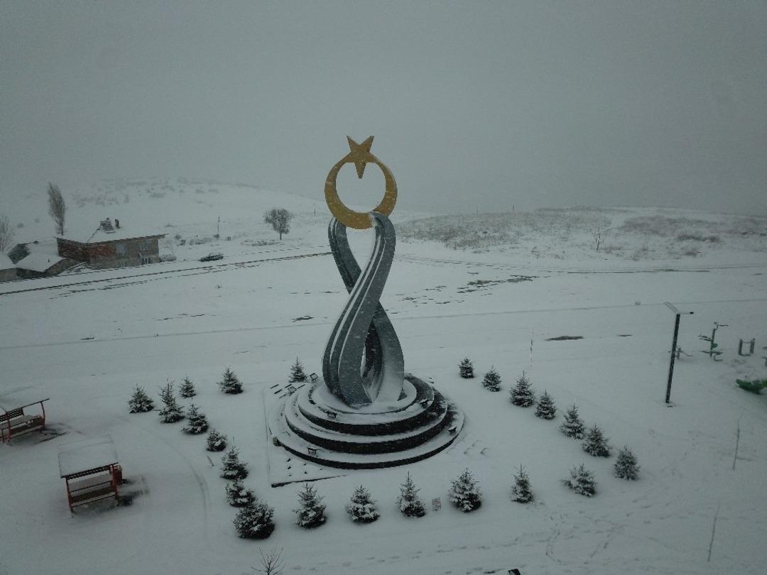 Boz&uuml;y&uuml;k beyaza b&uuml;r&uuml;nd&uuml;