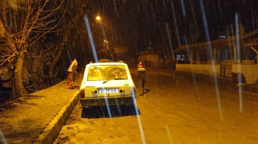 Selendi&rsquo;de 2 yıl aradan sonra kar mutluluğu