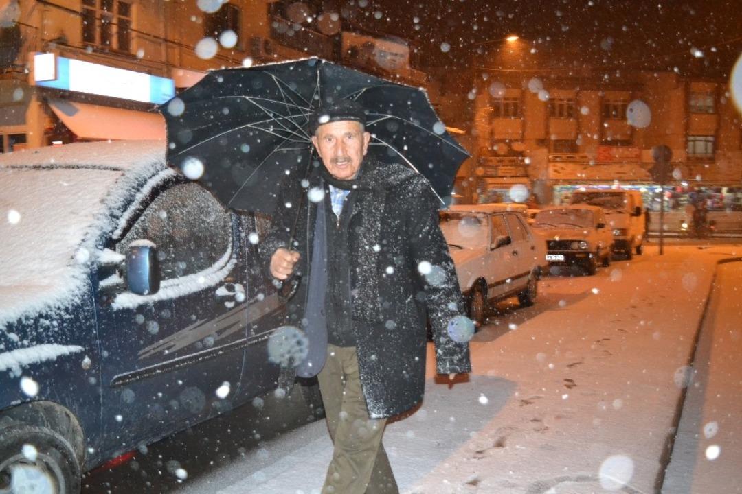 Şuhut&rsquo;ta kar yağışı sevinci