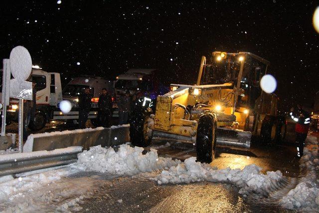 D-300 karayolu kar nedeniyle 2 saat trafiğe kapalı kaldı