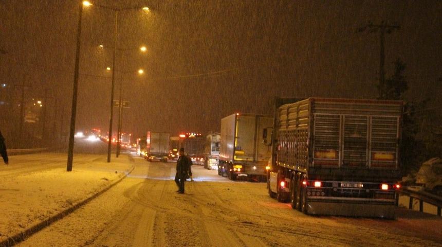 D-300 karayolu kar nedeniyle 2 saat trafiğe kapalı kaldı