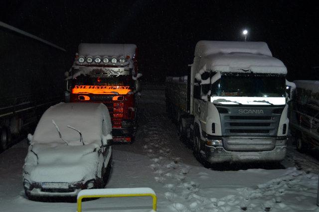 Afyonkarahisar'da ulaşıma kar engeli