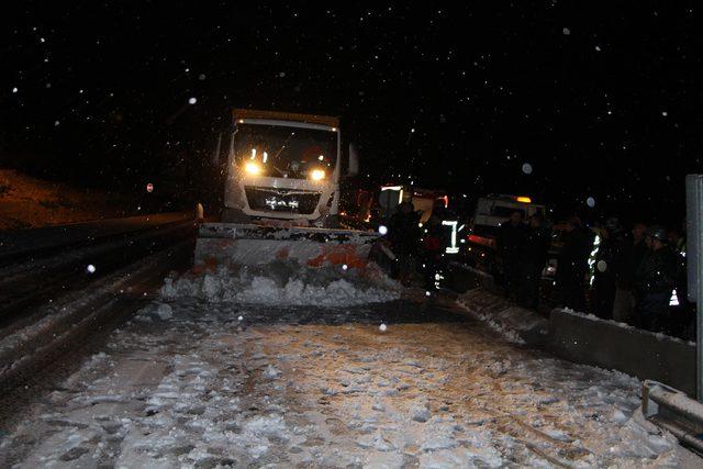 Kar yağışı nedeniyle karayolu 2 saat trafiğe kapalı kaldı