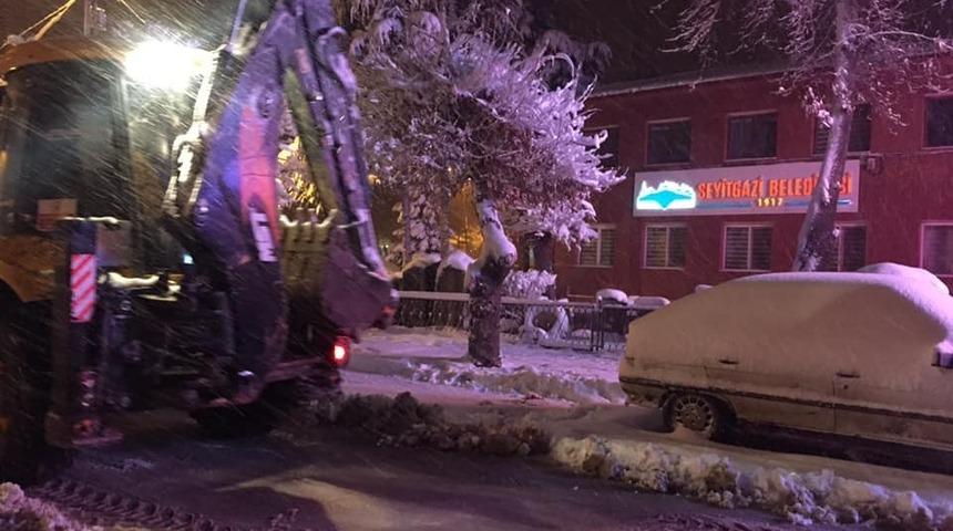 Seyitgazi Belediyesi&rsquo;nin karla m&uuml;cadele &ccedil;alışmaları