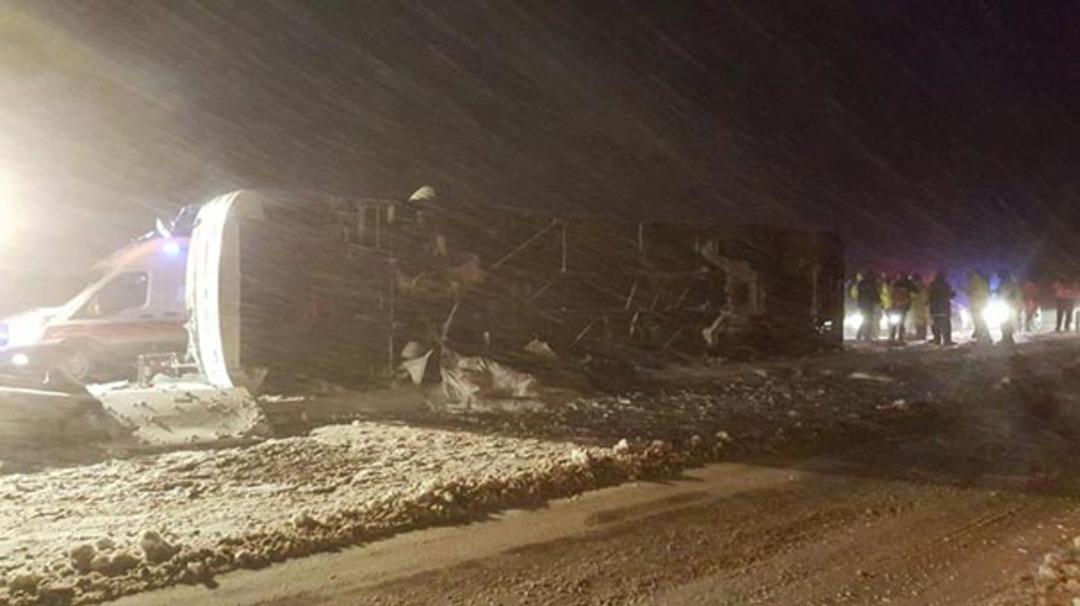 Kırşehir'de yolcu otob&uuml;s&uuml; devrildi: &Ouml;l&uuml; ve yaralılar var