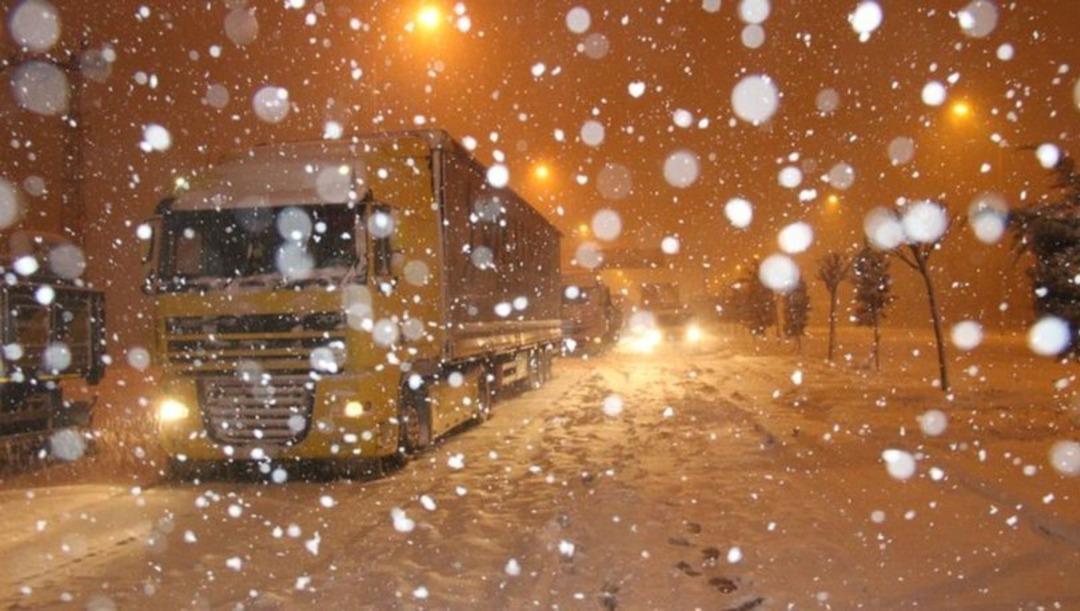 Şehirler arası ulaşım durma noktasına geldi! Kar ge&ccedil;it vermiyor!