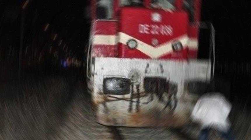 Niğde'de yük treni ticari araca çarptı