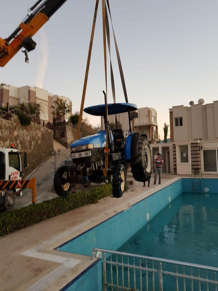 Yüzme havuzuna traktör girdi G3