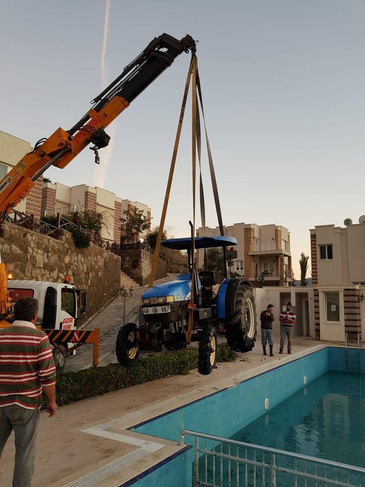 Yüzme havuzuna traktör girdi G4