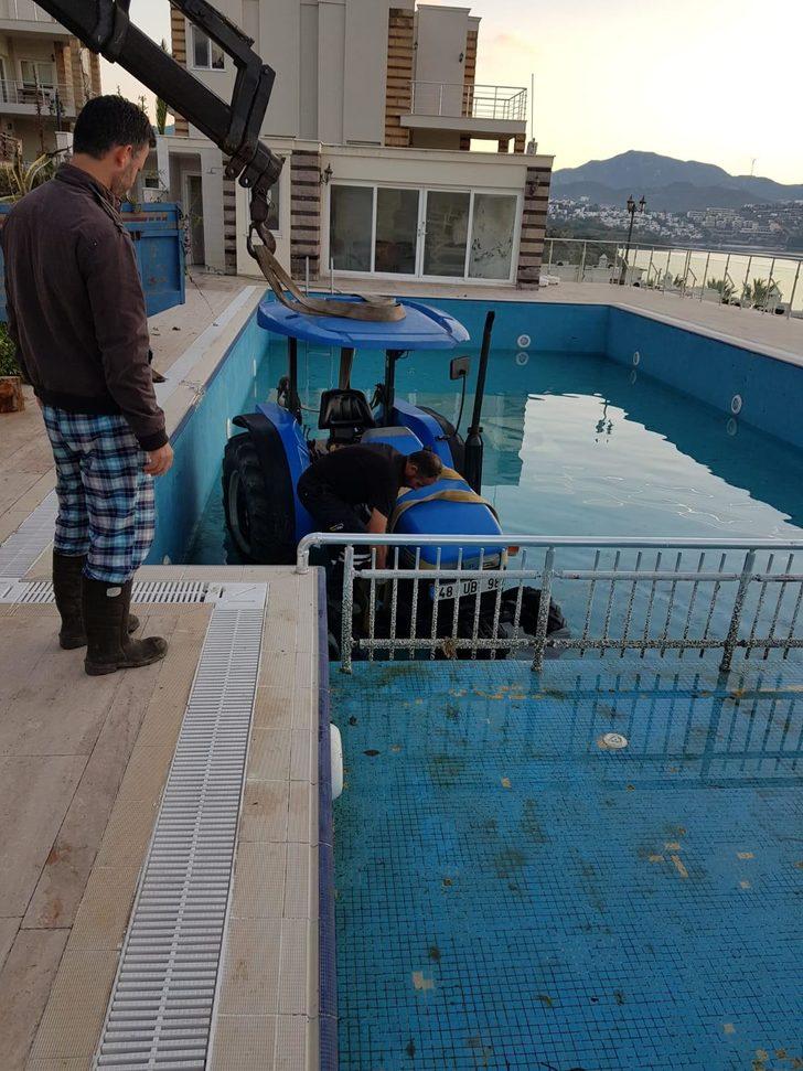 Yüzme havuzuna traktör girdi G5